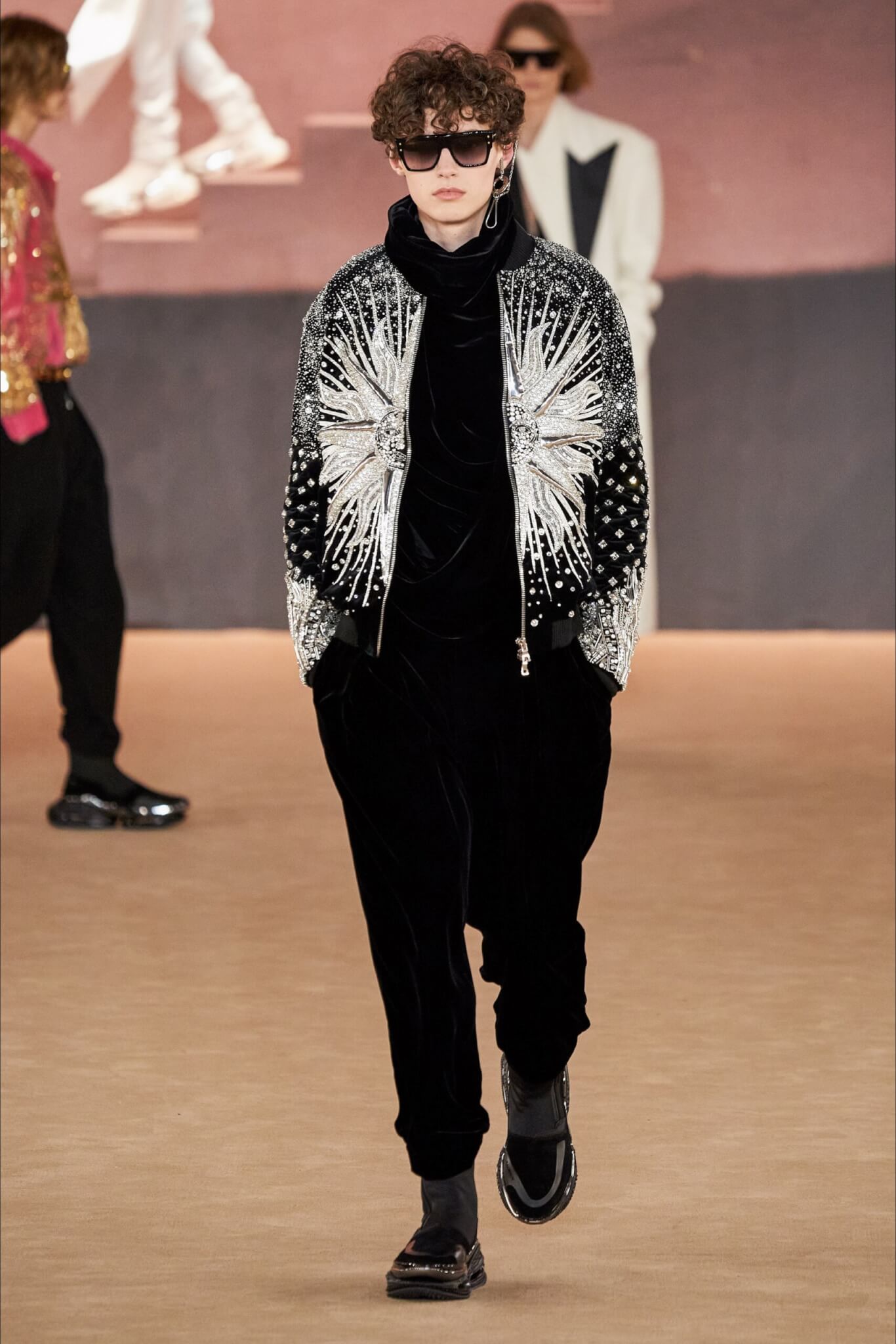 Moda Uomo Inverno 2020 - I glitter e le paillettes da uomo sono il trend più glamour del momento - BALMAIN 1 scaled - Gay.it