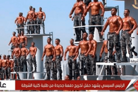 Egitto, 1.500 nuovi poliziotti sfilano mezzi nudi per l'omofobo presidente - il video è virale - Egitto 1.500 poliziotti sfilano mezzi nudi per lomofobo presidente - Gay.it