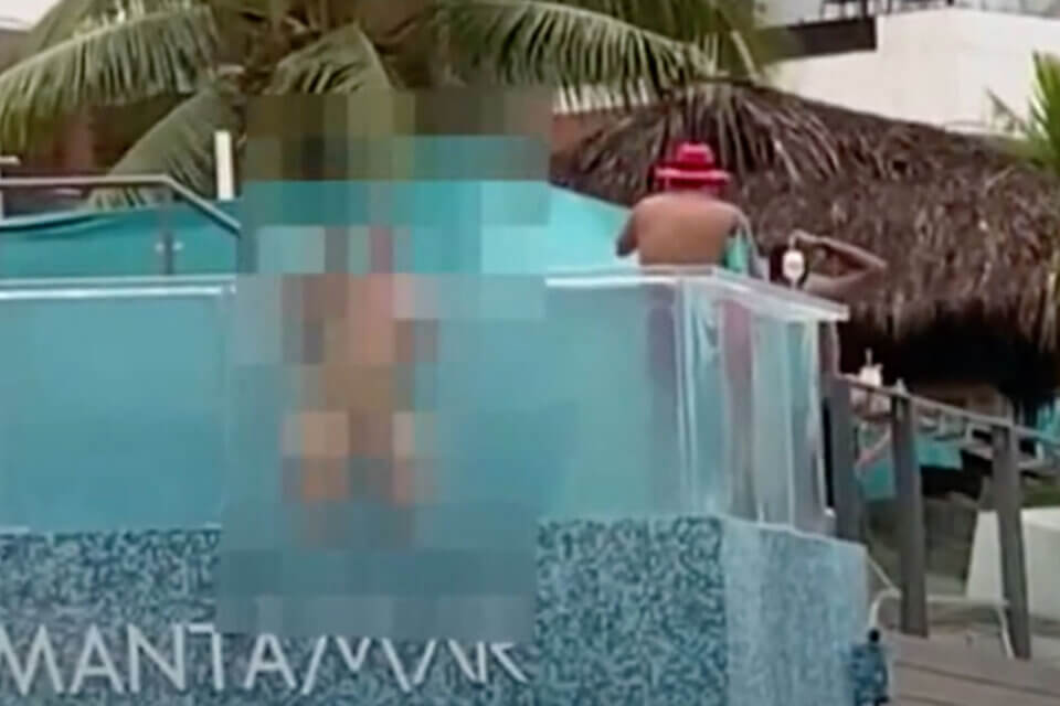 Fanno sesso in piscina ma non si rendono conto che ha le pareti trasparenti - Fanno sesso in piscina - Gay.it