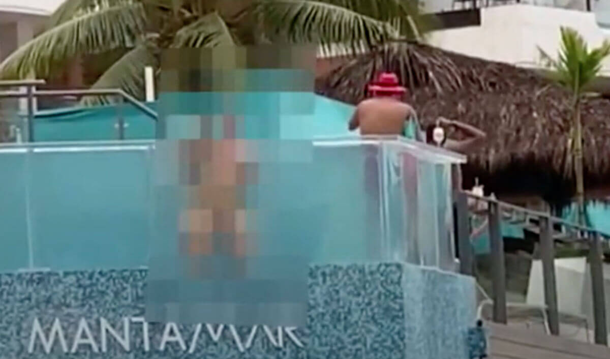 Fanno sesso in piscina ma non si rendono conto che ha le pareti trasparenti