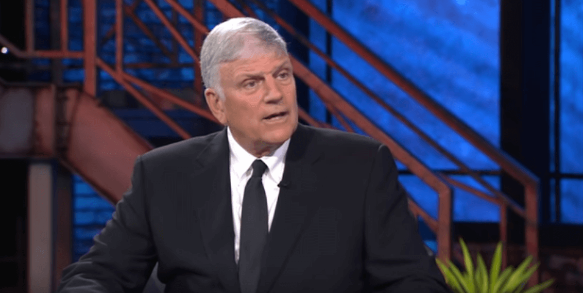 Predicatore evangelico contro Papa Francesco: “Banalizza il sacrificio di Cristo normalizzando l’omosessualità”