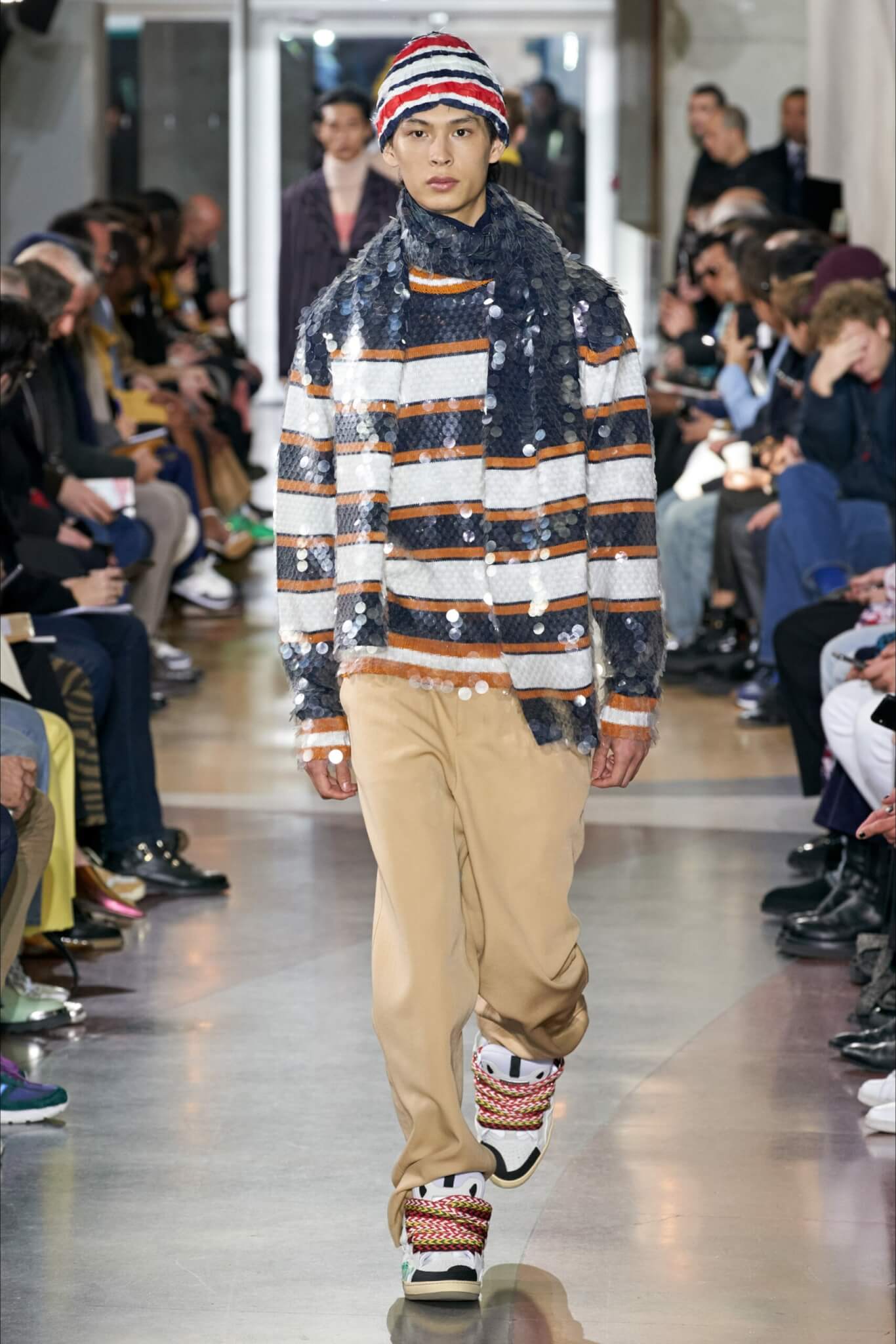 Moda Uomo Inverno 2020 - I glitter e le paillettes da uomo sono il trend più glamour del momento - LANVIN scaled - Gay.it