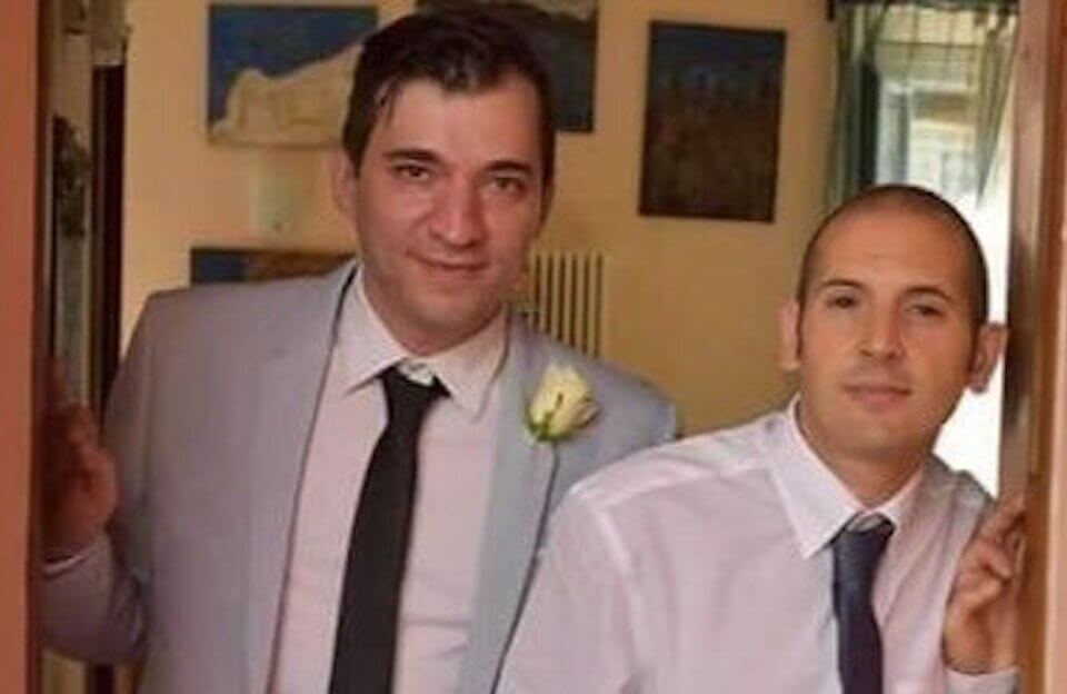 Casale Monferrato: uomo uccide il marito con 30 coltellate, chiama la Polizia e confessa il delitto - Luca Meloni - Gay.it