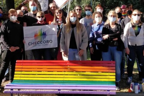 Milano sempre più rainbow, altre 10 panchine arcobaleno per dire basta all'omofobia - Milano sempre più rainbow - Gay.it