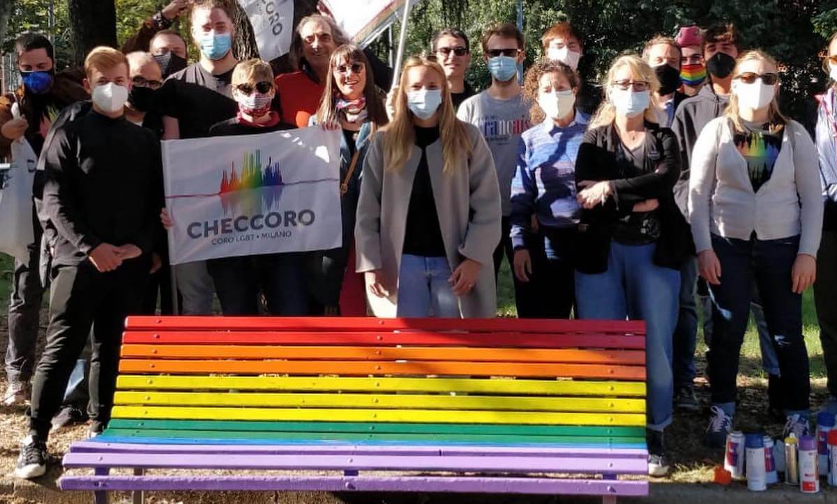 Milano sempre più rainbow, altre 10 panchine arcobaleno per dire basta all’omofobia