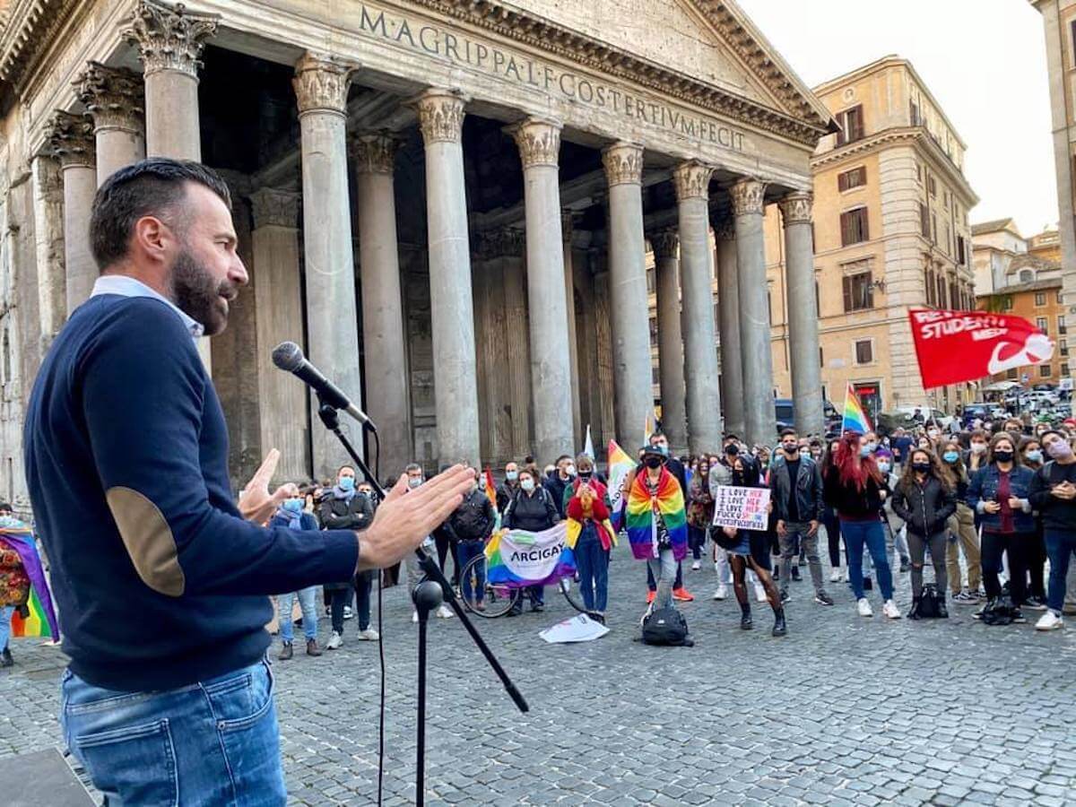 Omotransfobia, slitta il ddl Zan. La rabbia di Arcigay e Mario Mieli: “decisione gravissima e incomprensibile”