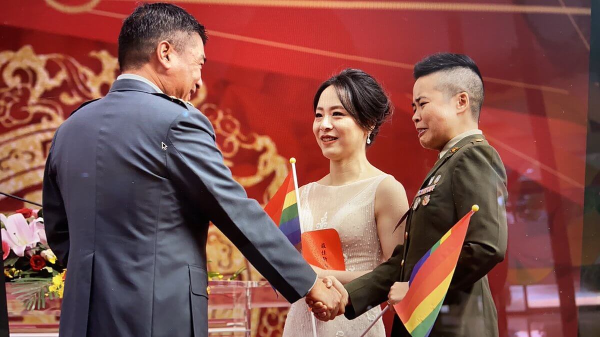 Taiwan, due soldatesse si sposano e fanno la storia