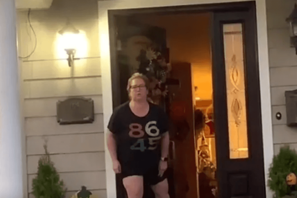 “Love is Love, B*tch! Gay Pride!”: il video della donna sul portico diventa virale - TikTok virale video - Gay.it