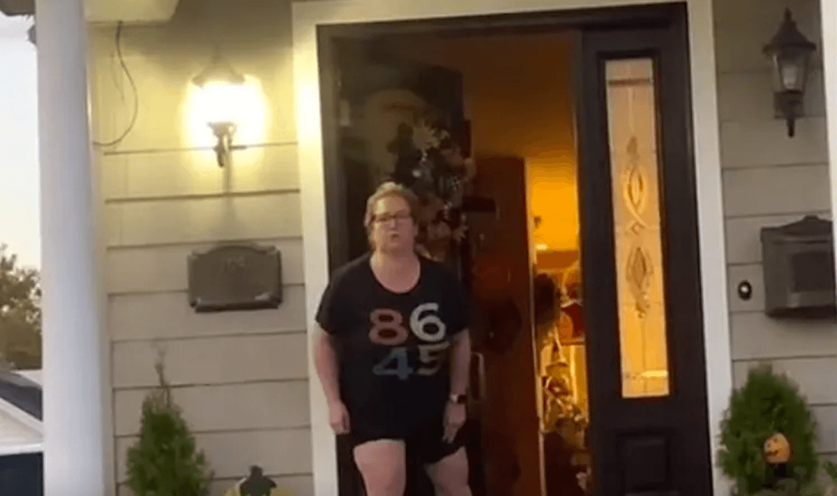 “Love is Love, B*tch! Gay Pride!”: il video della donna sul portico diventa virale