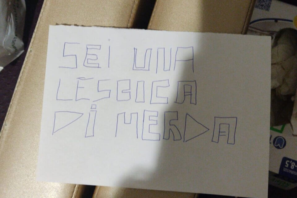 "Sei una lesbica di mer*a", indecente attacco a una parrucchiera di Torino - insulti omofobi a una parrucchiera di Torino - Gay.it