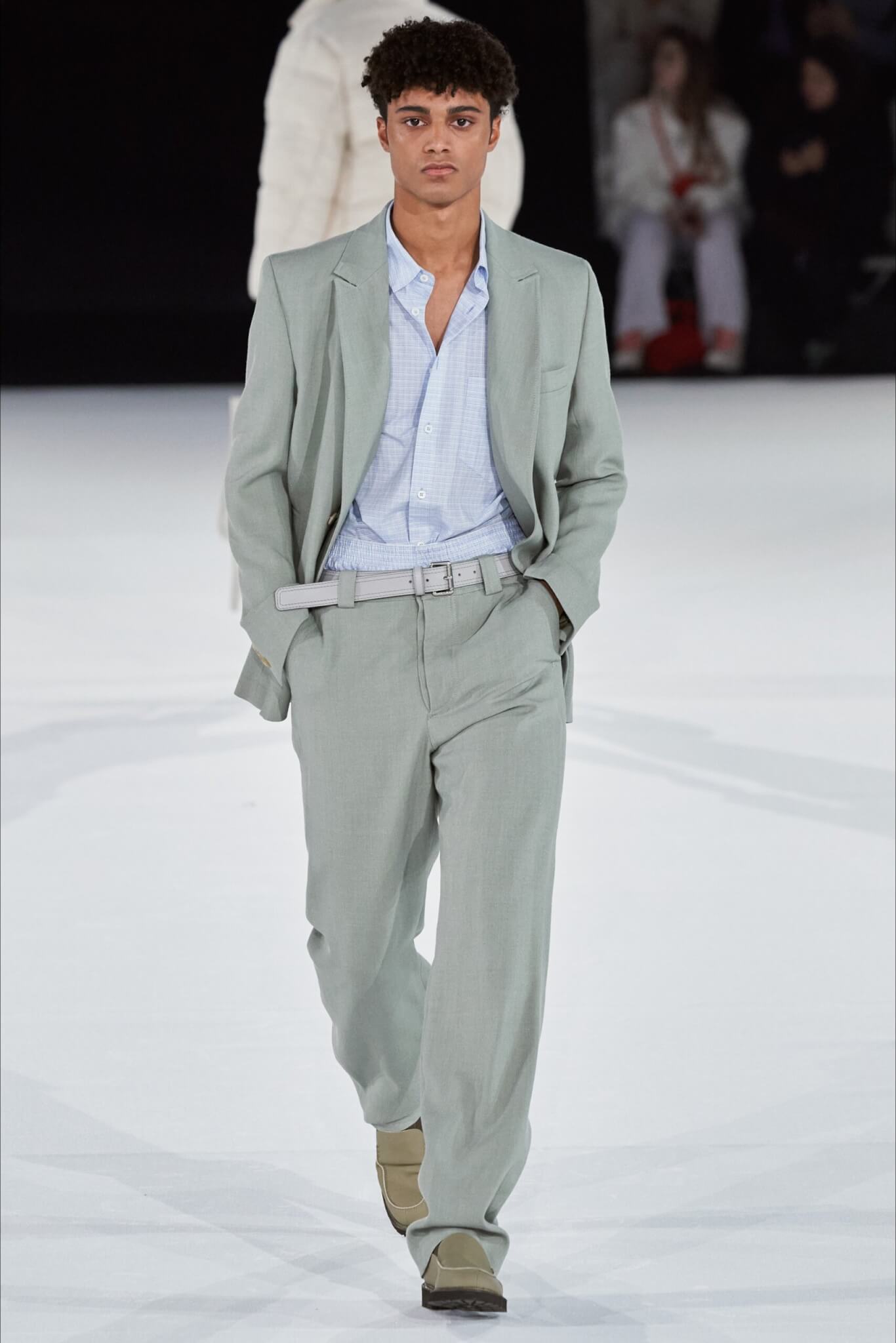 Tendenze Autunno/Inverno 2020 - I colori moda visti in passerella da indossare ora - jacquemus scaled - Gay.it