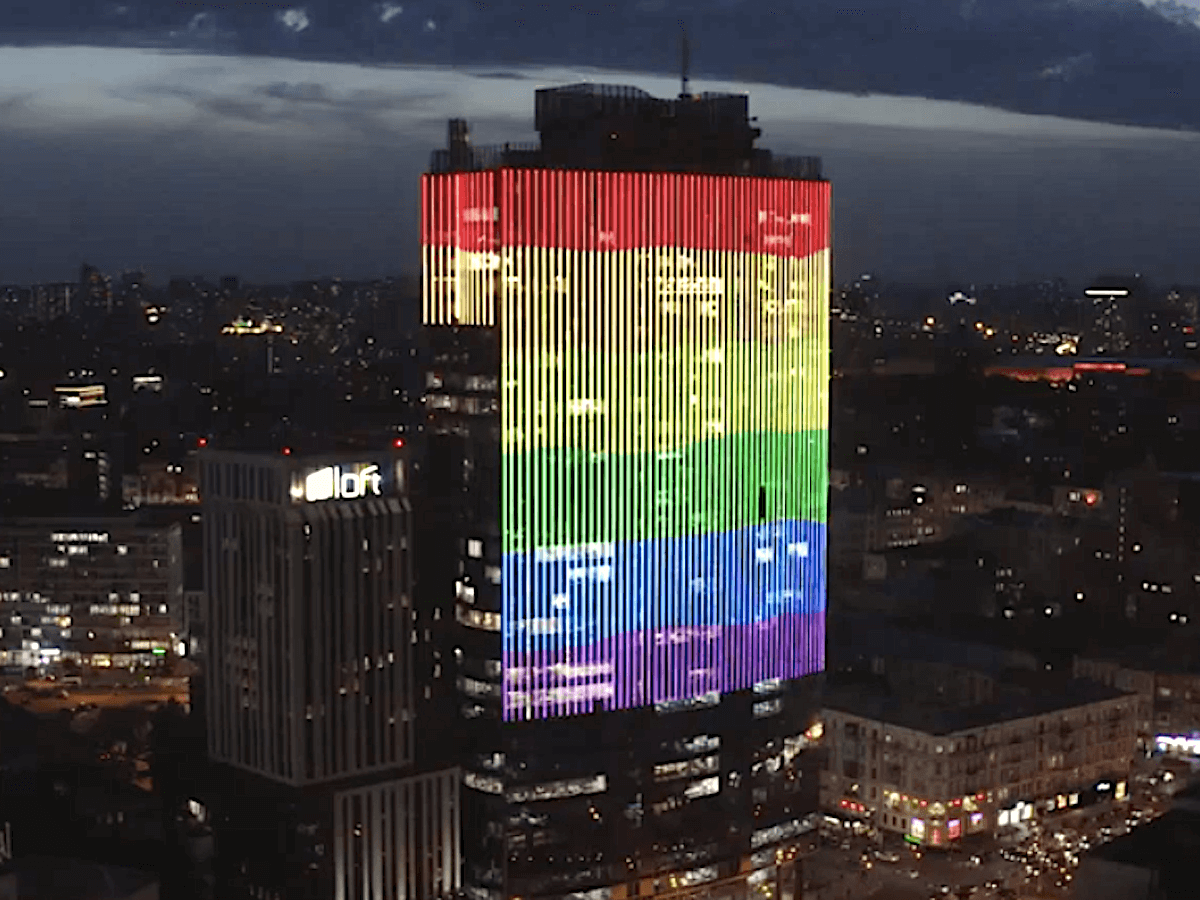Coming Out Day: Kiev sfida la politica omofoba con una bandiera rainbow di 140 metri su un grattacielo