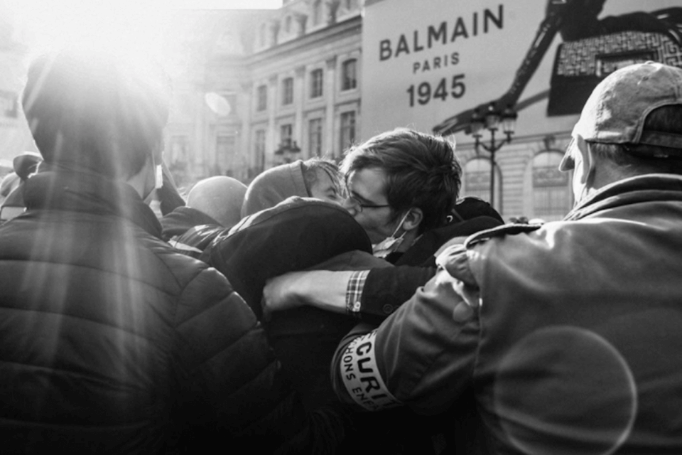 Militanti di La Manif Pour Tous aggrediscono coppia gay dopo un bacio di protesta