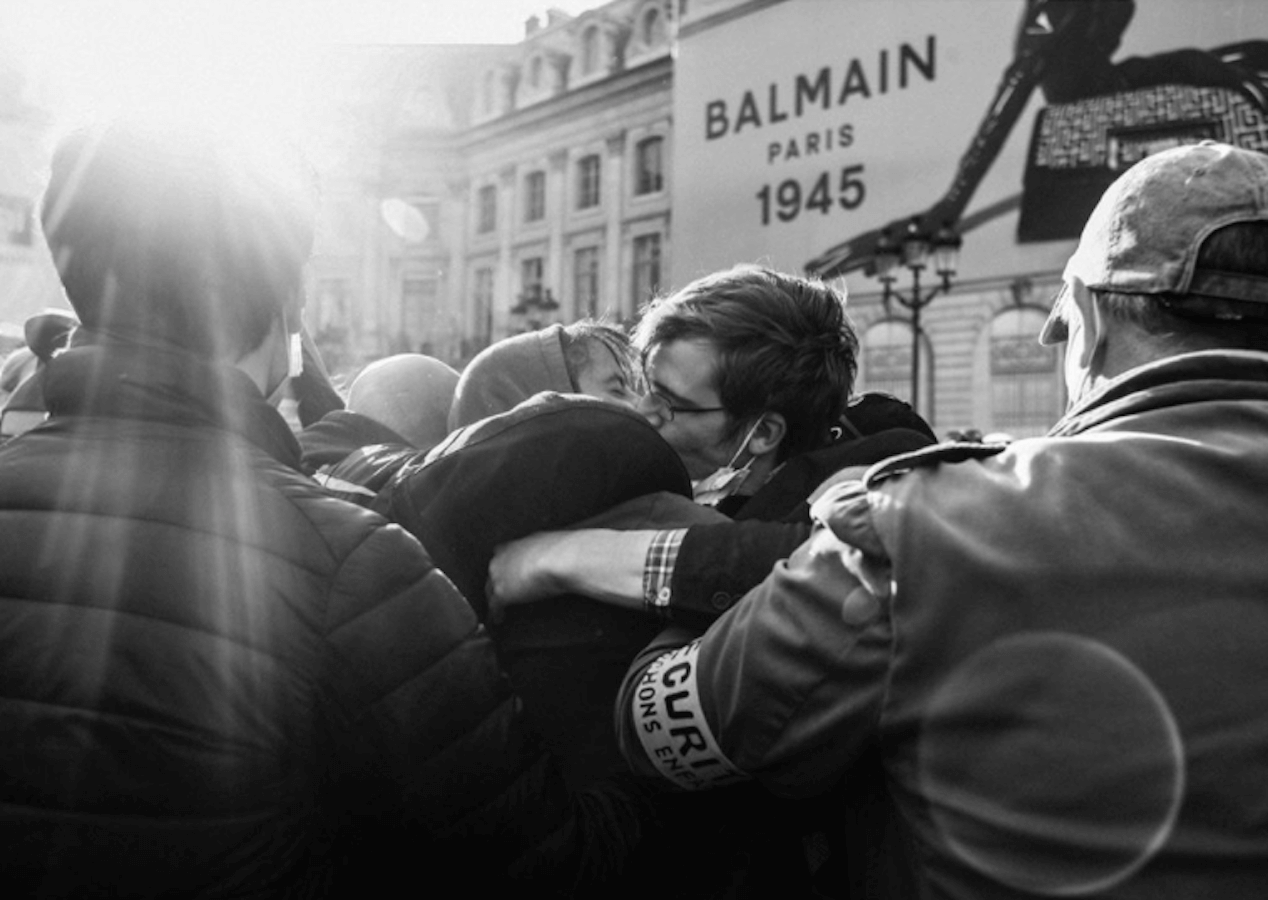Militanti di La Manif Pour Tous aggrediscono coppia gay dopo un bacio di protesta