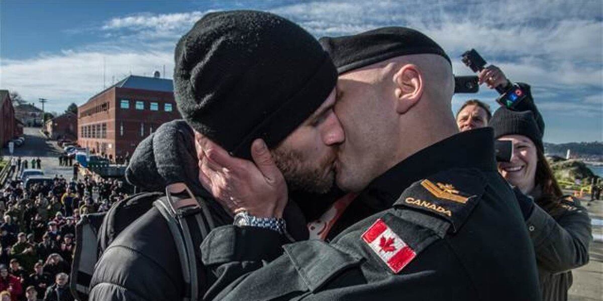 #ProudBoys, l’hastag dei suprematisti bianchi travolto dalle foto di coppie gay