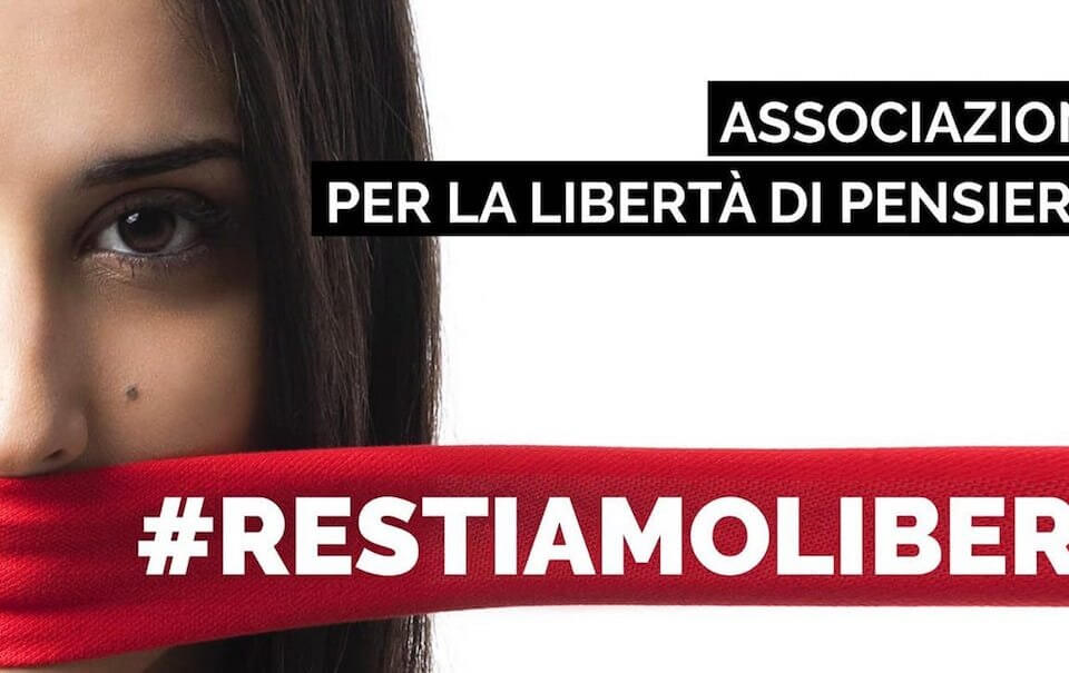Ultracattolici in Piazza del Popolo contro il DDL Zan: "Poi arriveranno poliamore e cancellazione di mamma e papà" - restiamo liberi DDL Zan - Gay.it