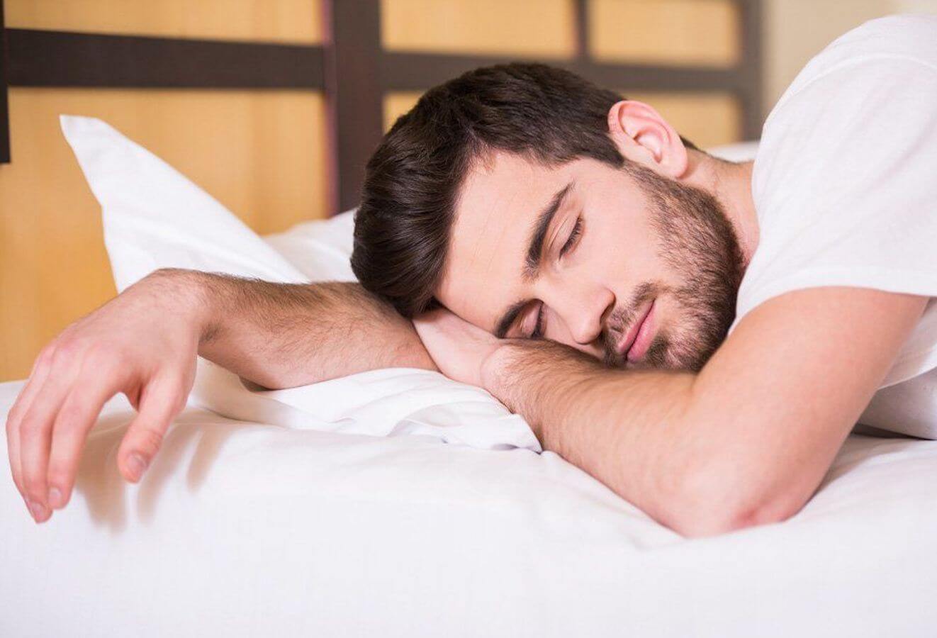 Meno dormi più sei virile? Il nuovo pensiero della mascolinità tossica
