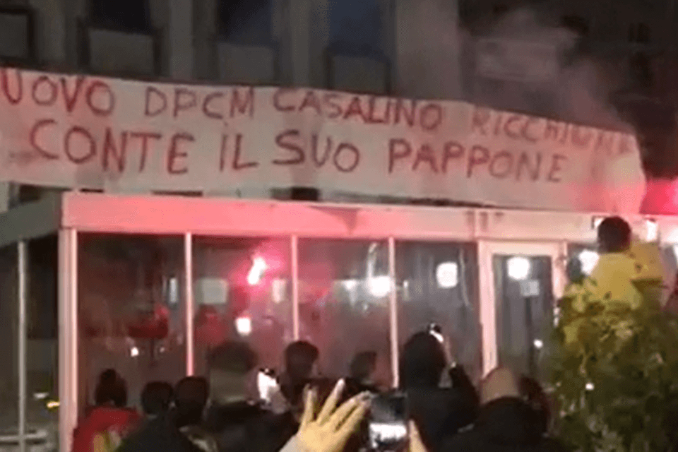 Varese, striscione omofobo: “Casalino ricchione, Conte il suo pappone” - striscione - Gay.it