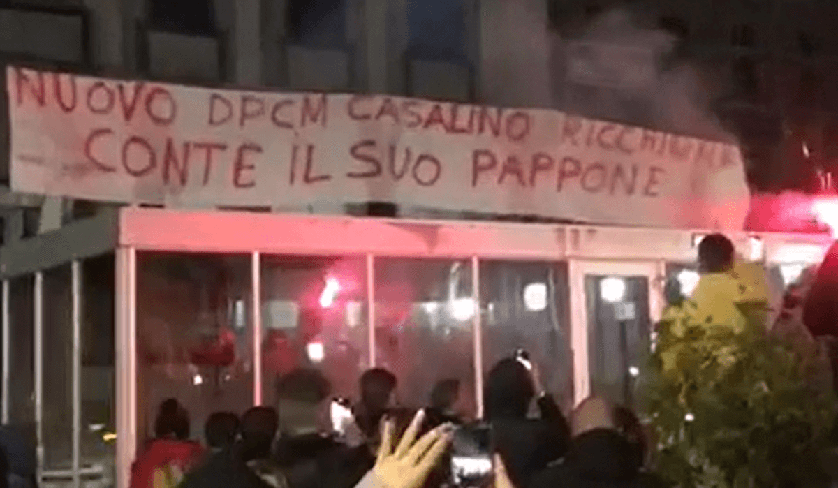 Varese, striscione omofobo: “Casalino ricchione, Conte il suo pappone”