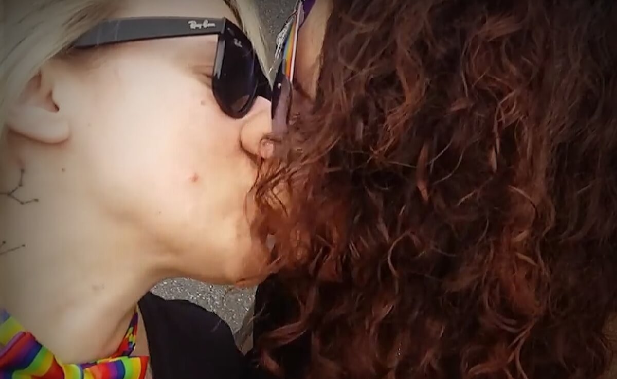 Agnadello, pioggia di foto per dire basta all’omotransfobia dal piccolo comune lombardo
