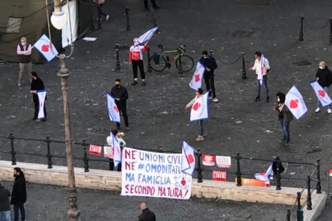 DDL Zan, i 10 di Militia Christi davanti Montecitorio: "No omodittatura, famiglia secondo natura" - video - DDL Zan Militia Christi davanti Montecitorio - Gay.it
