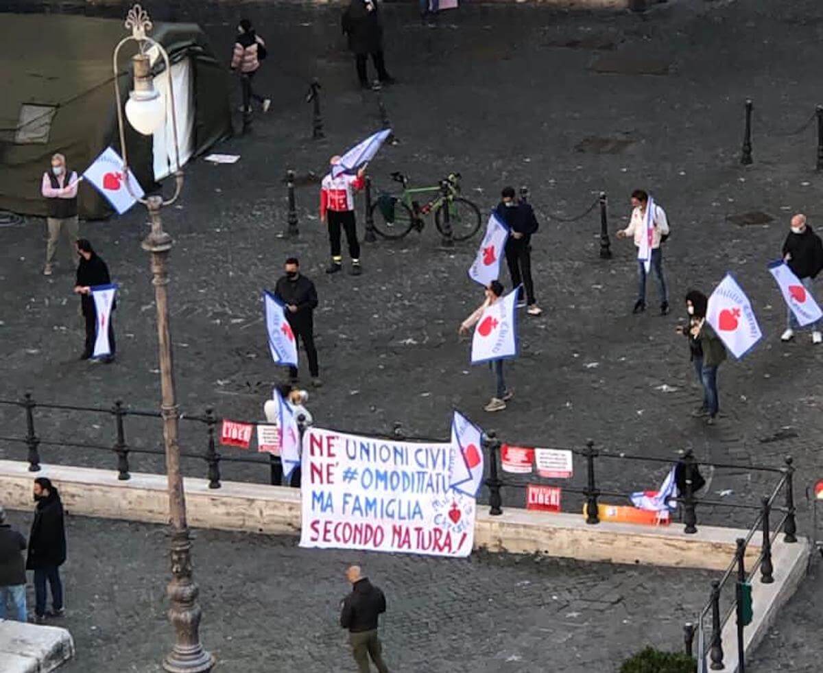 DDL Zan, i 10 di Militia Christi davanti Montecitorio: “No omodittatura, famiglia secondo natura” – video