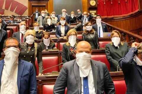 DDL Zan, i deputati di Fratelli d'Italia si imbavagliano in aula: "La furia ideologica del Pd e del M5S non ha limiti" - DDL Zan i deputati di Fratelli dItalia con il bavaglio in aula - Gay.it
