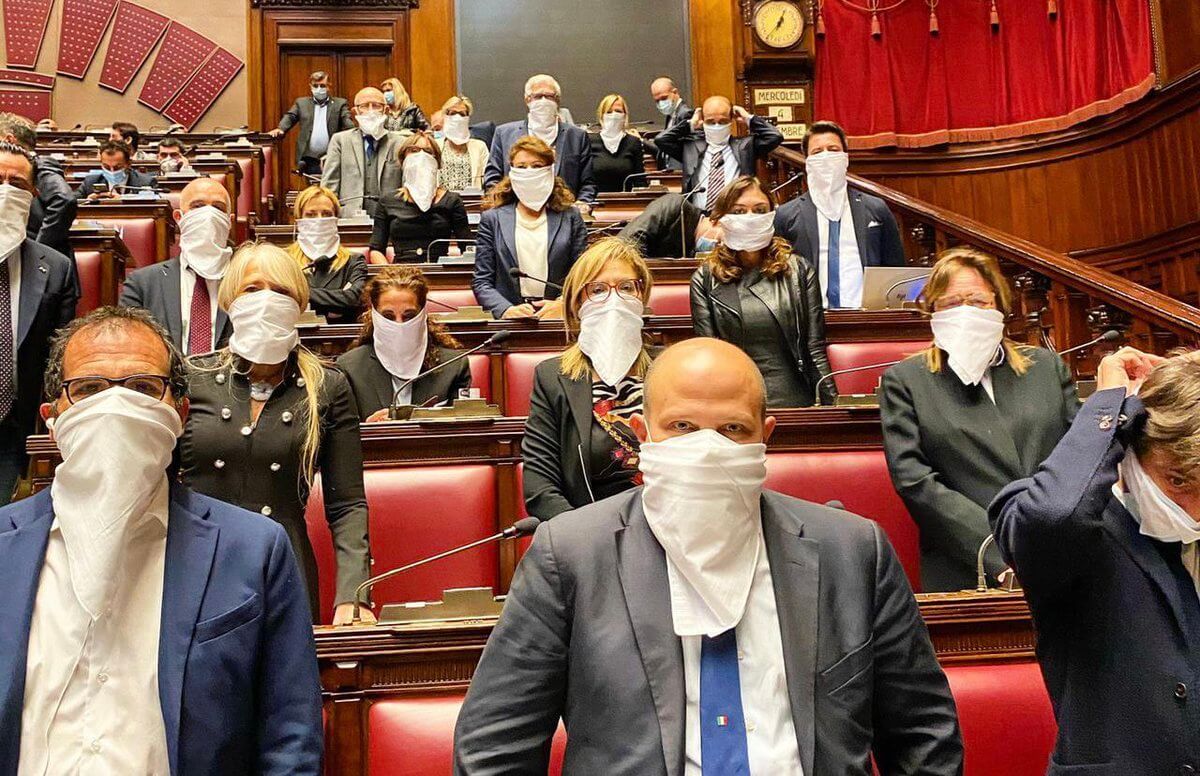 DDL Zan, i deputati di Fratelli d’Italia si imbavagliano in aula: “La furia ideologica del Pd e del M5S non ha limiti”