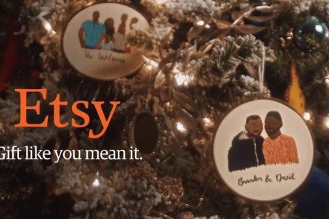 Etsy, l'adorabile spot natalizio con una coppia di afroamericani gay accolti in famiglia - video - Etsy ladorabile spot natalizio con una coppia di afroamericani accolti in famiglia - Gay.it