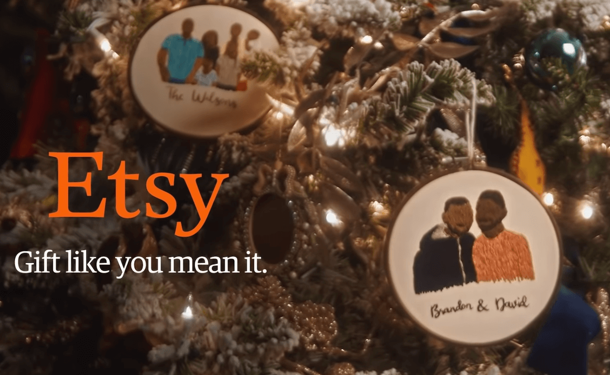 Etsy, l’adorabile spot natalizio con una coppia di afroamericani gay accolti in famiglia – video