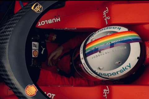 Ferrari, Sebastian Vettel in Turchia con un casco arcobaleno per dire basta alle discriminazioni - Ferrari Sebastian Vettel in Turchia con un casco arcobaleno - Gay.it