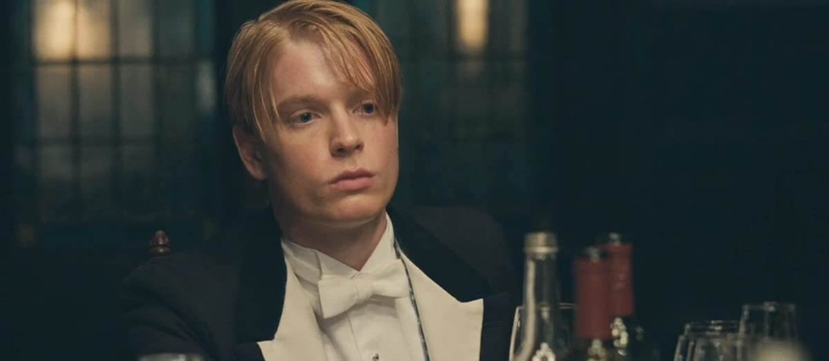 Freddie Fox di The Crown: “gli attori con esperienze sessuali più complete hanno oggi un vantaggio”