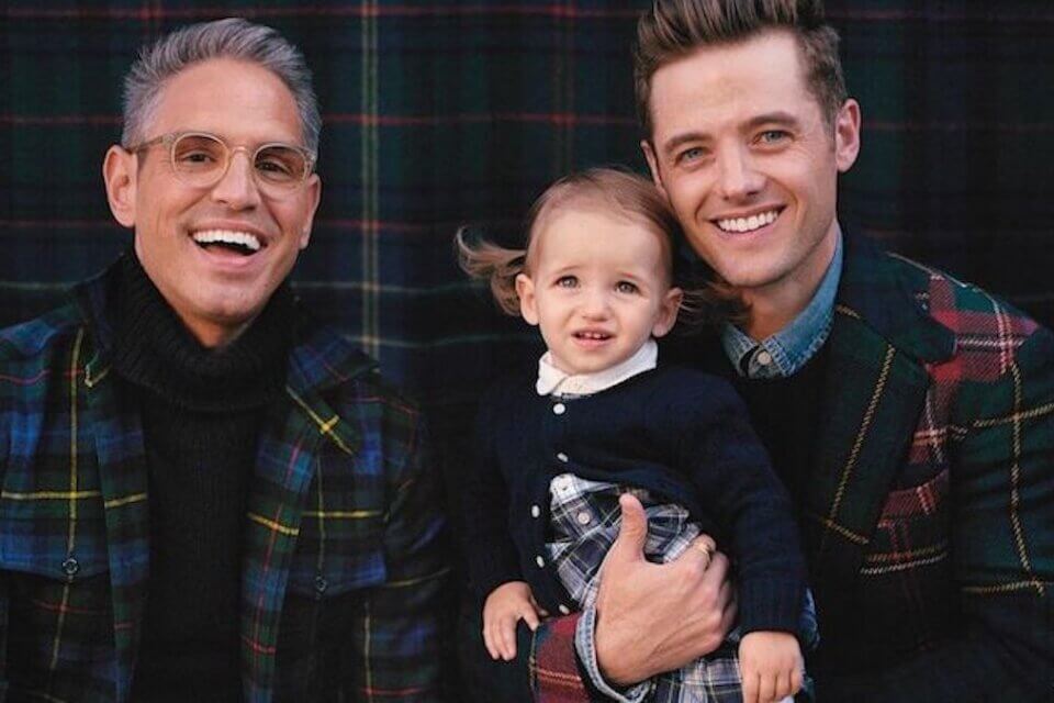 Greg Berlanti, Robbie Rogers e i figli nuovi volti natalizi di Ralph Lauren - foto e video - Greg Berlanti Robbie Rogers e i figli - Gay.it
