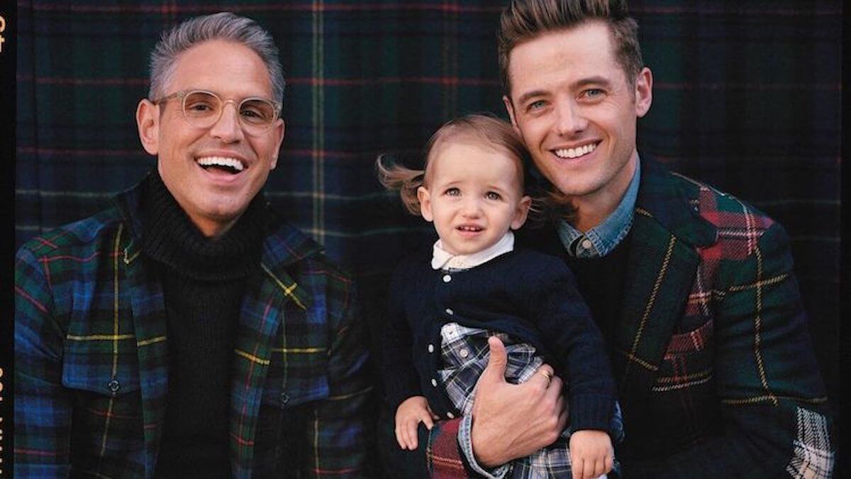 Greg Berlanti, Robbie Rogers e i figli nuovi volti natalizi di Ralph Lauren – foto e video