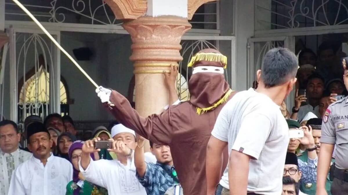 Indonesia, due uomini condannati alla fustigazione pubblica per atti omosessuali: è il quinto caso ad Aceh dal 2015 - Indonesia fustigazione gay - Gay.it