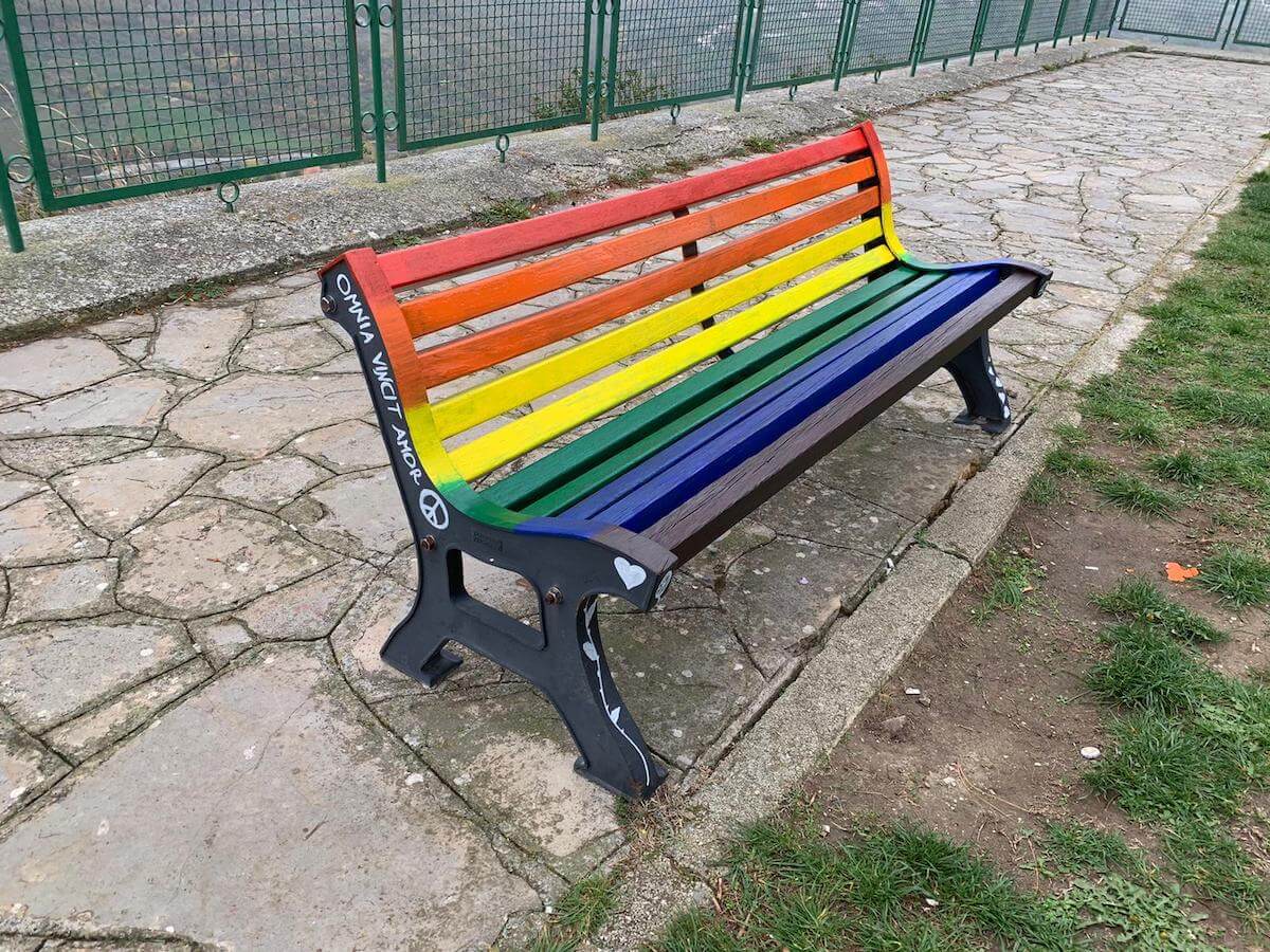 Molise, ad Agnone la prima panchina arcobaleno per dire basta all'omotransfobia - Molise ad Agnone la prima panchina arcobaleno per dire basta allomotransfobia 2 - Gay.it