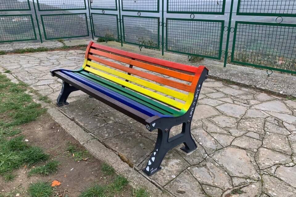 Molise, ad Agnone la prima panchina arcobaleno per dire basta all'omotransfobia - Molise ad Agnone la prima panchina arcobaleno per dire basta allomotransfobia - Gay.it