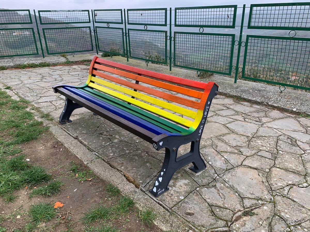 Molise, ad Agnone la prima panchina arcobaleno per dire basta all’omotransfobia