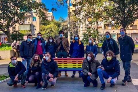 Roma, panchine arcobaleno contro l'omofobia in piazza Gimma: applausi dalle finestre e ringraziamenti - Roma panchine arcobaleno - Gay.it