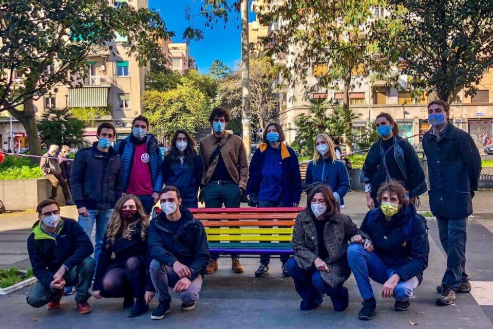 Roma, panchine arcobaleno contro l’omofobia in piazza Gimma: applausi dalle finestre e ringraziamenti