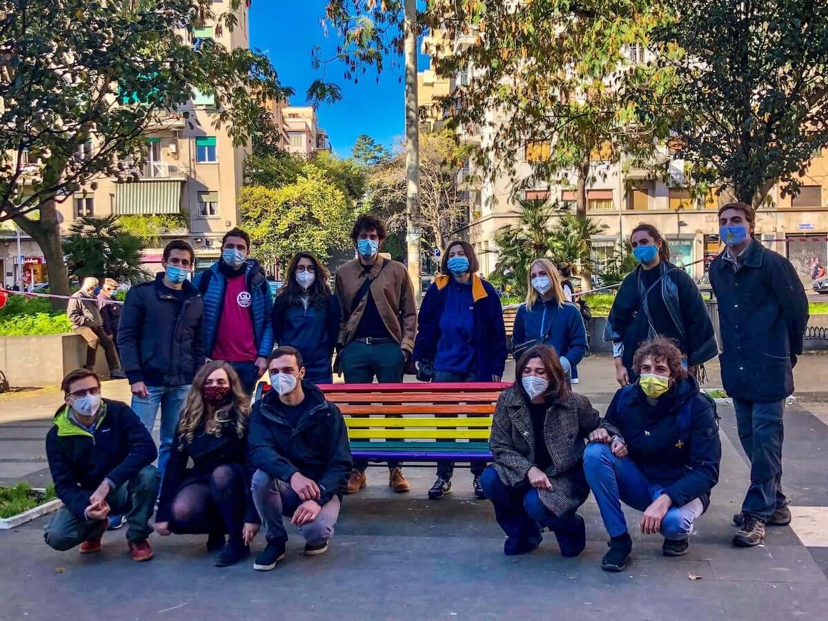 Roma, vandalizzate le panchine arcobaleno di Piazza Gimma: "Le ridipingeremo tutte" - Roma panchine arcobaleno - Gay.it