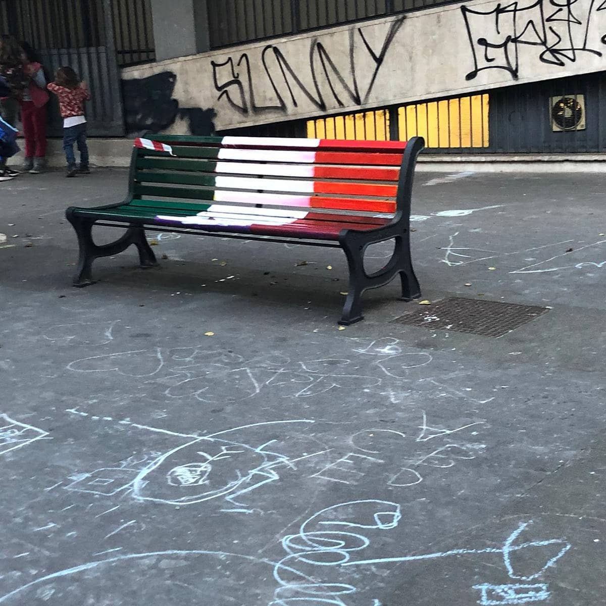 Roma, vandalizzate le panchine arcobaleno di Piazza Gimma: "Le ridipingeremo tutte" - Roma vandalizzate le panchine arcobaleno di Piazza Gimma - Gay.it