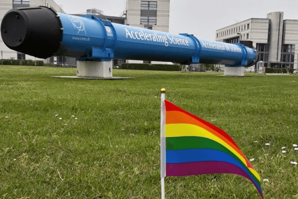 Il CERN diventa arcobaleno per celebrare le persone LGBT nella scienza, tecnologie, ingegneria e matematica