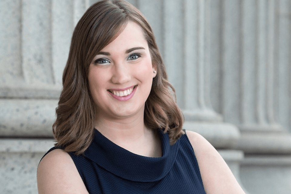 Sarah McBride, la prima storica senatrice trans d’America zittisce l’hater con tre semplici parole