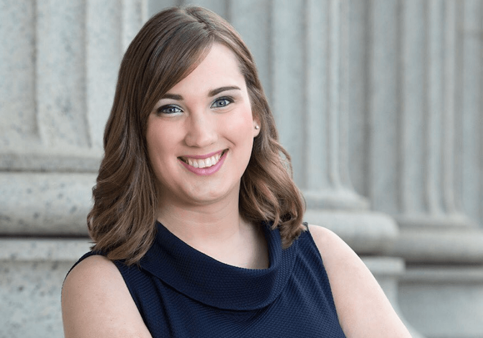 Sarah McBride, la prima storica senatrice trans d’America zittisce l’hater con tre semplici parole