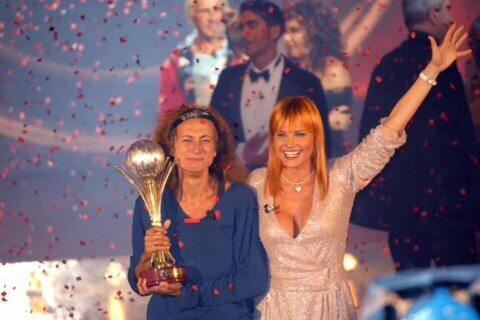 Simona Ventura ricorda il trionfo di Vladimir Luxuria all'Isola dei Famosi: "Fu un coltello nel burro dei pregiudizi" - Simona Ventura ricorda il trionfo di Vladimir Luxuria allIsola dei Famosi - Gay.it