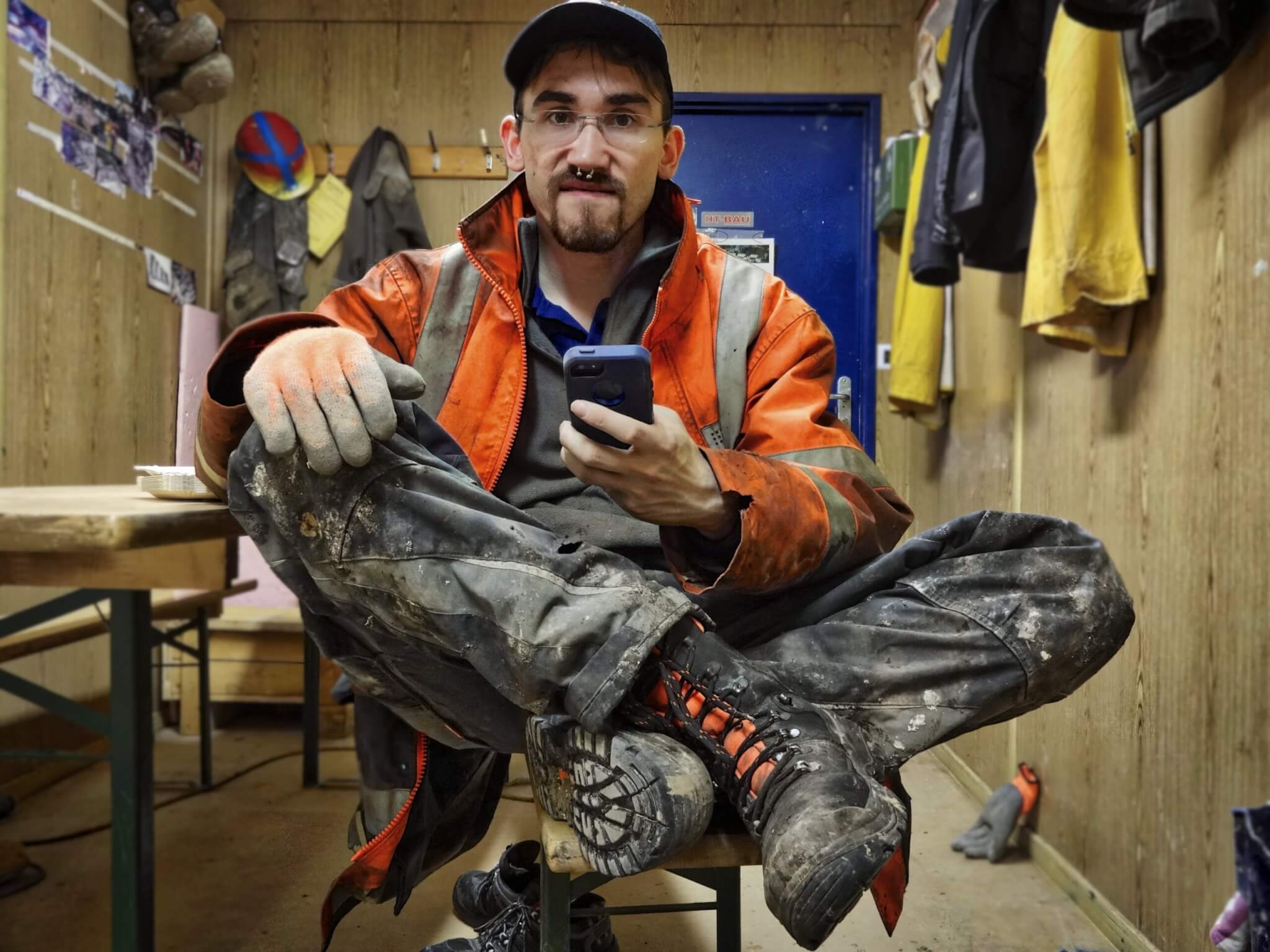 l fetish per l'abbigliamento da lavoro: l'eros dei manovali e la vita da cantiere - bad workie 11996399305 o scaled - Gay.it