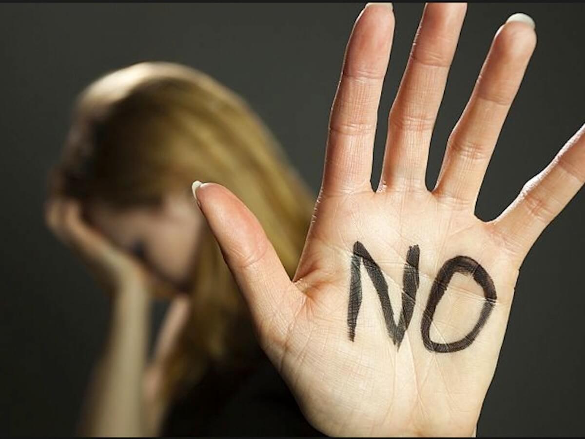 Accusato di aver picchiato e stuprato la figlia lesbica: chiesti 8 anni di carcere per il padre