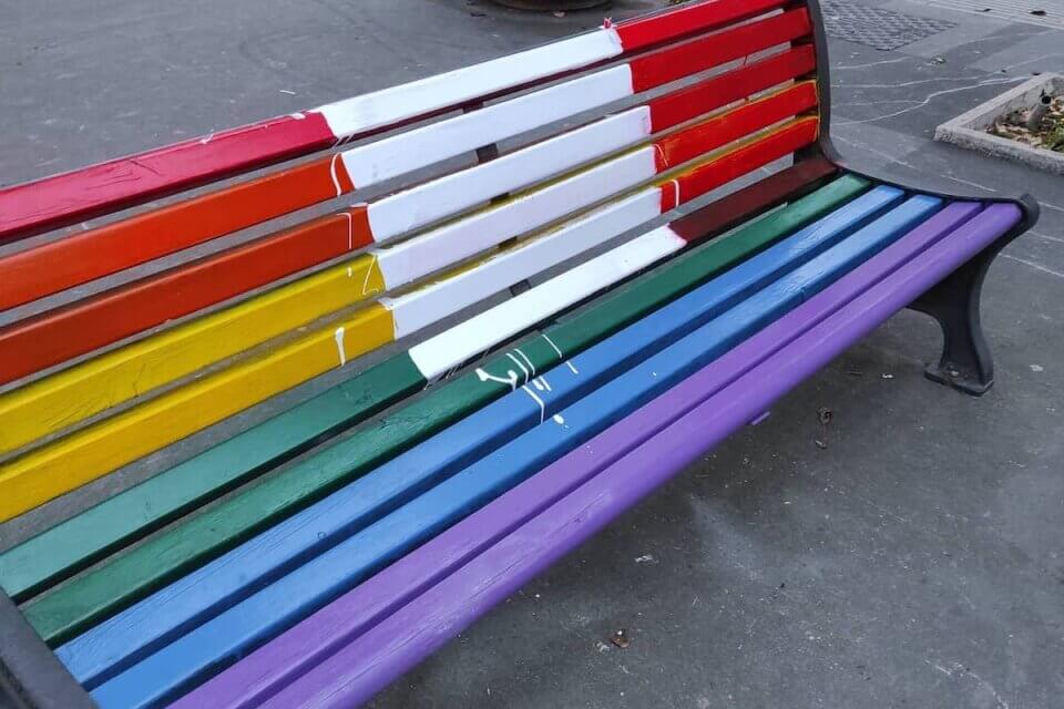 Roma, vandalizzate le panchine arcobaleno di Piazza Gimma: "Le ridipingeremo tutte" - roma panchine rainbow - Gay.it