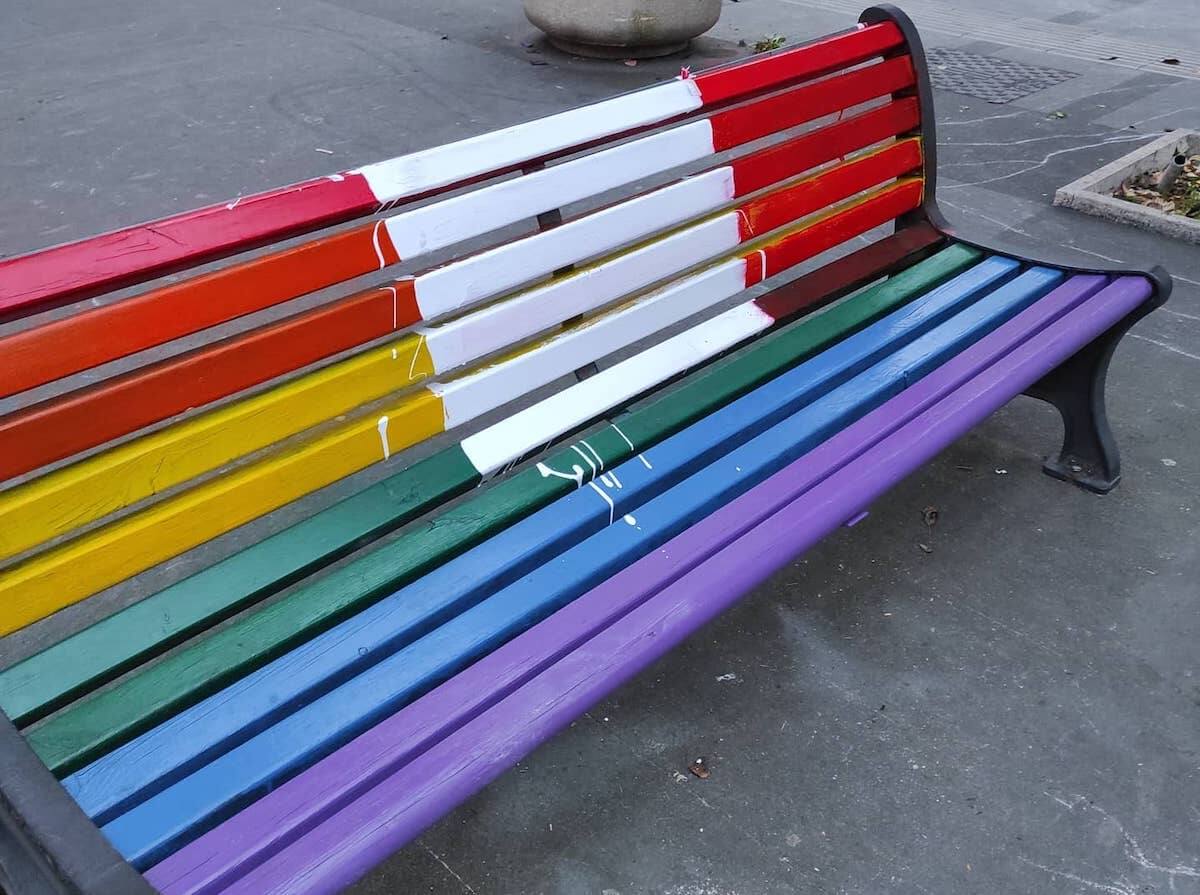 Roma, vandalizzate le panchine arcobaleno di Piazza Gimma: “Le ridipingeremo tutte”